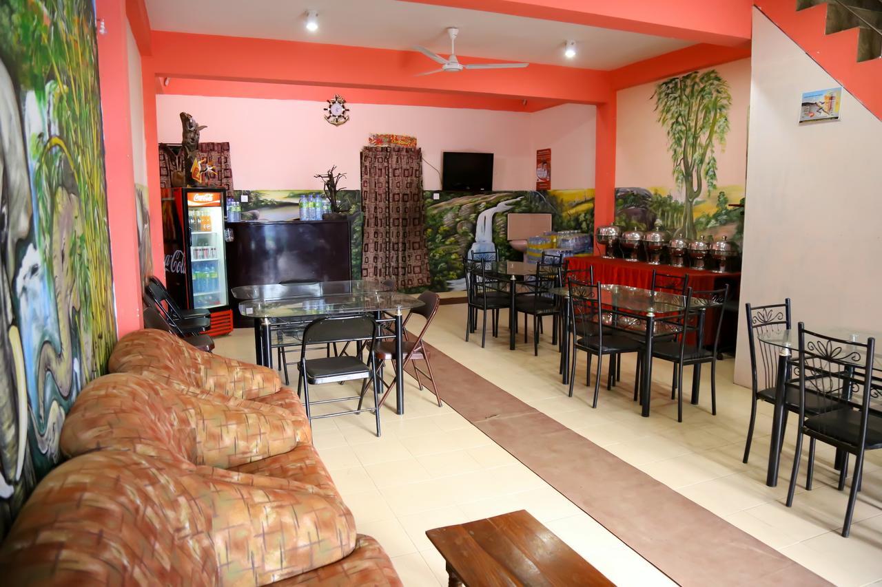 Hotel Siumi Rest à Nallathanniya Extérieur photo