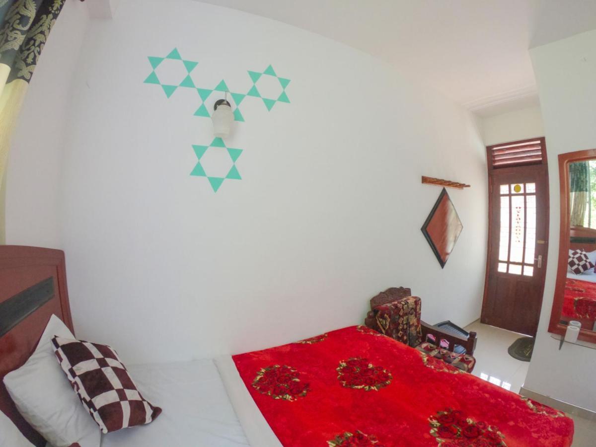 Hotel Siumi Rest à Nallathanniya Extérieur photo