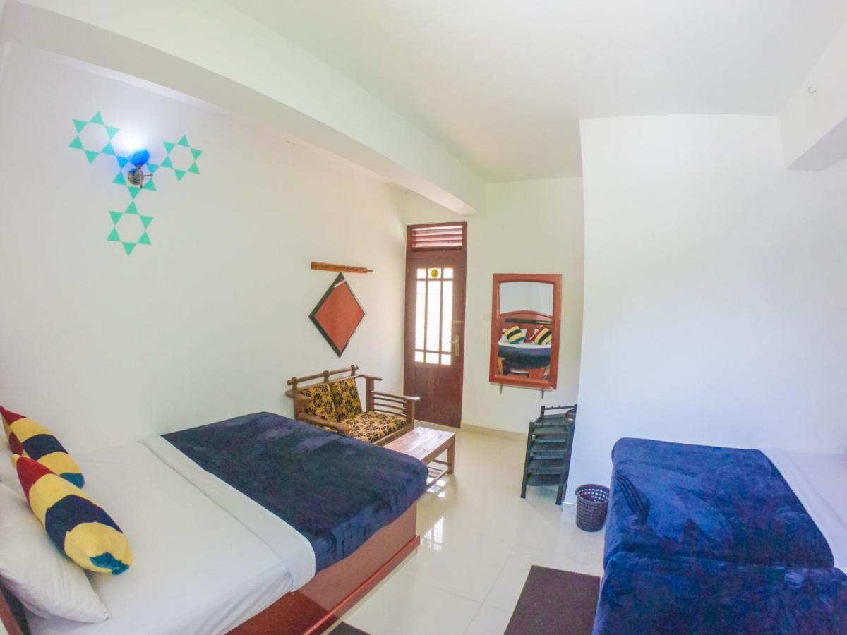 Hotel Siumi Rest à Nallathanniya Extérieur photo